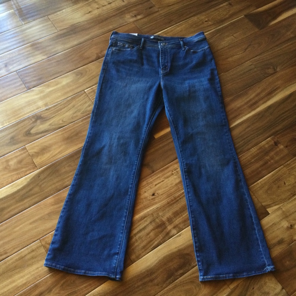 ✔️NWT Levi Perfectly Slimming Bootcut Jean Woman’s Size 16M/33